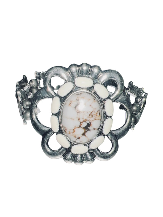Cream stone flower stretch bracelet